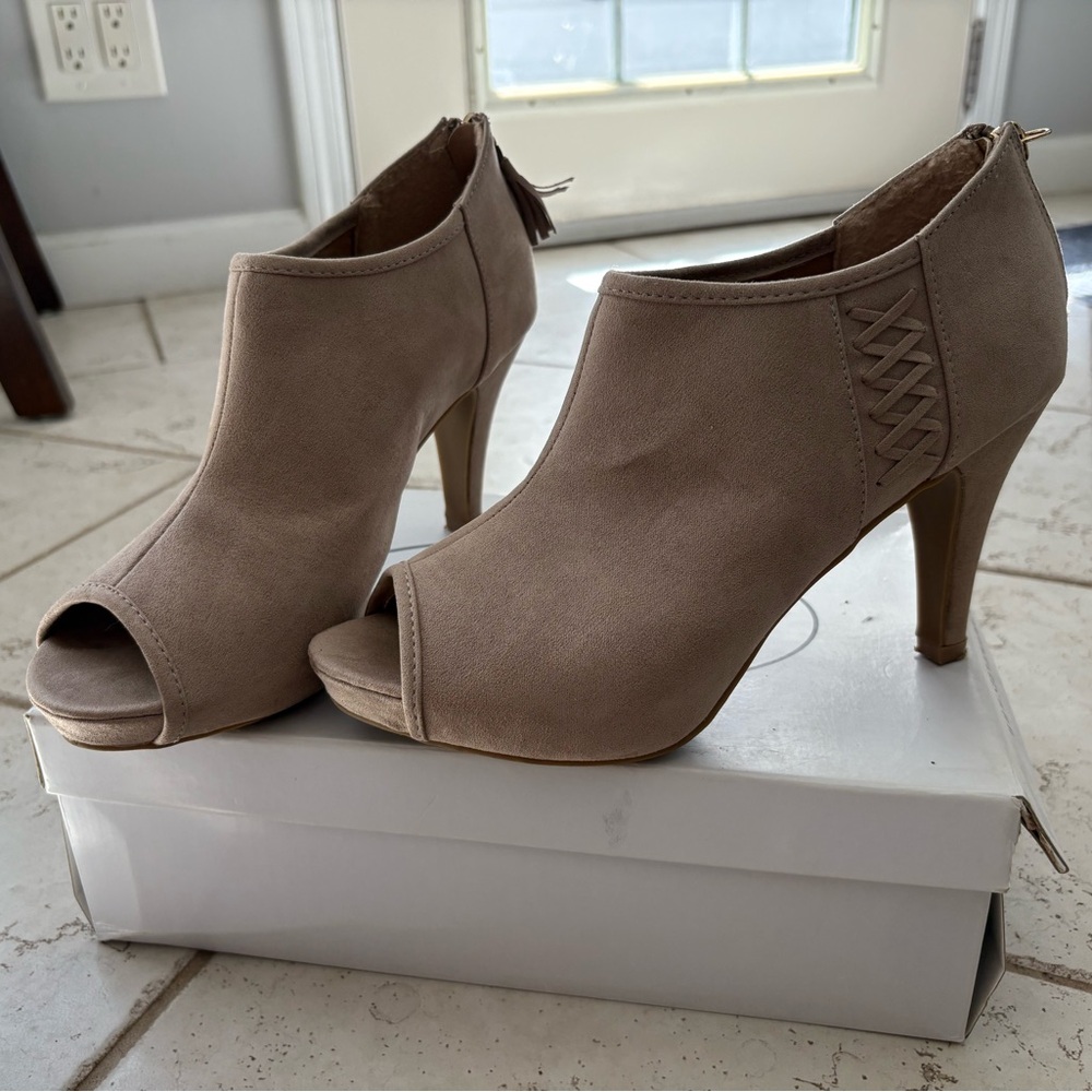Elegant Madden Girl Peep-Toe Heels in Taupe Suede